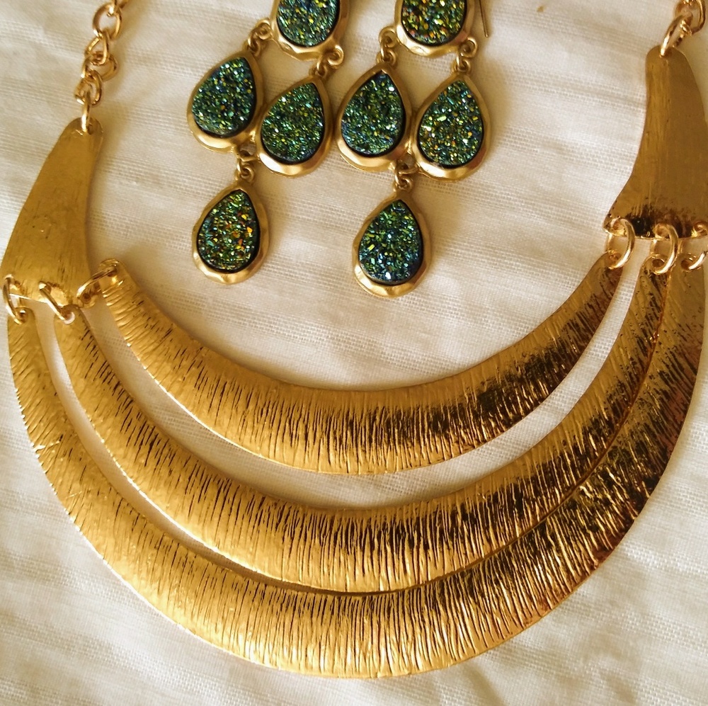 🌞3/$18🌞 NWT Gold tone statement necklace